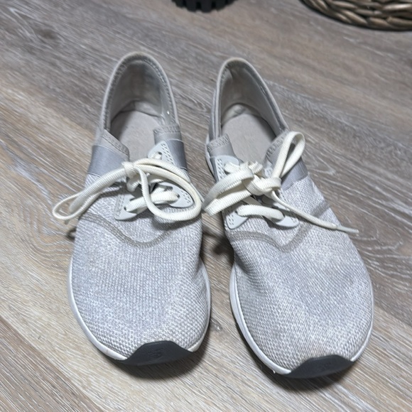 New balance grey running shoes size 8.5 - Picture 2 of 3